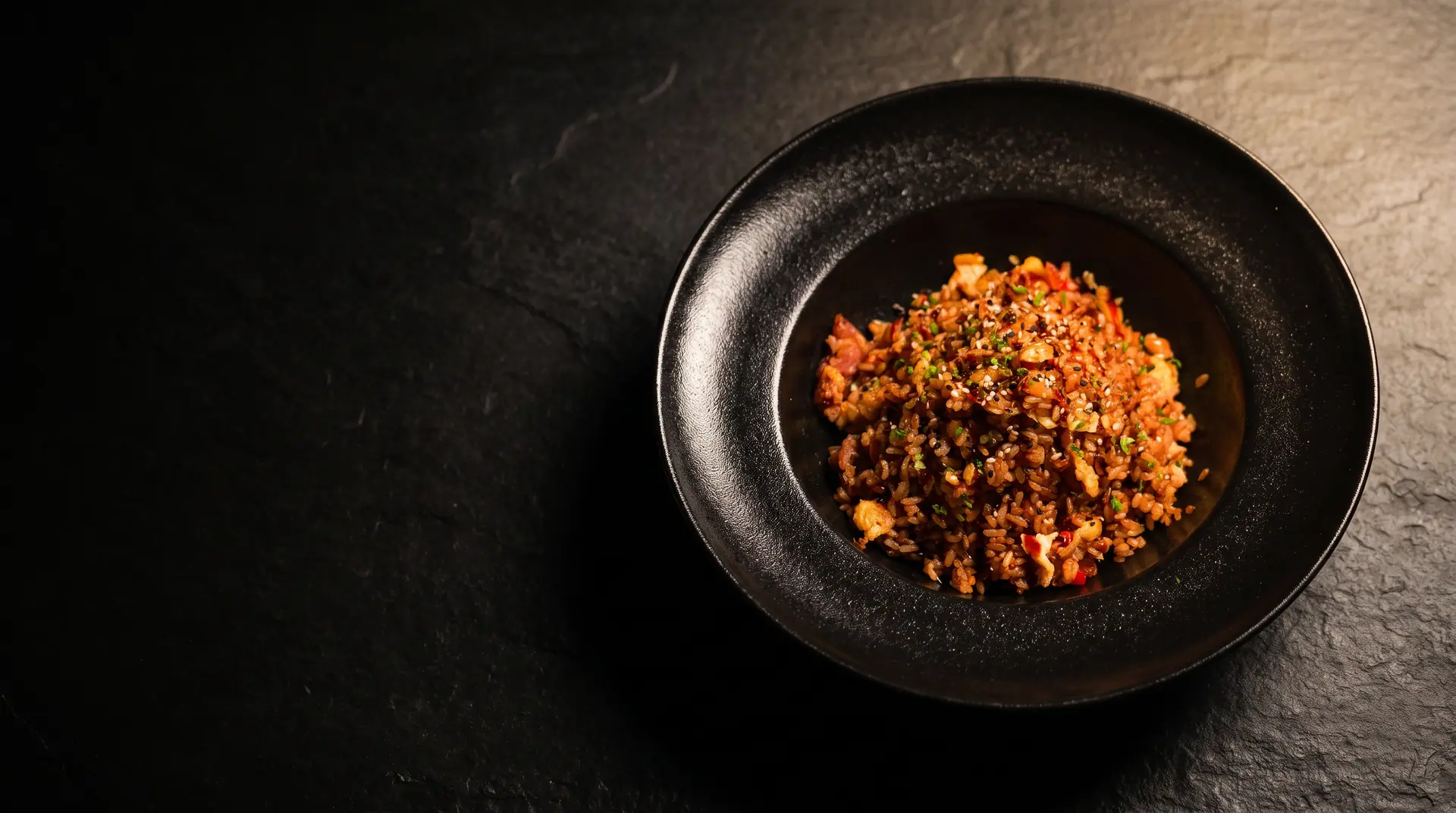 Arroz asiático al estilo Mil Estrellas en plato hondo negro