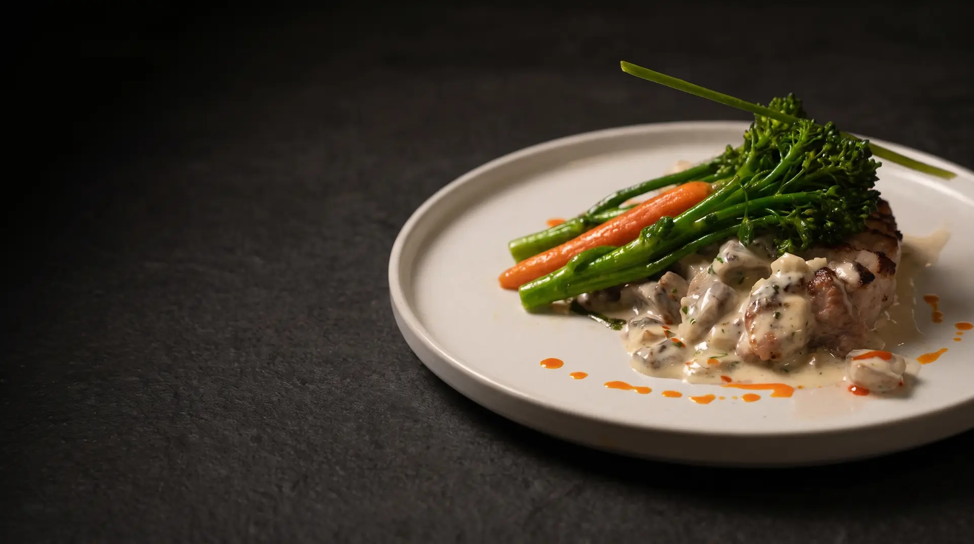 Kurobuta en salsa de setas shiitake con queso manchego, brocolini y zanahoria