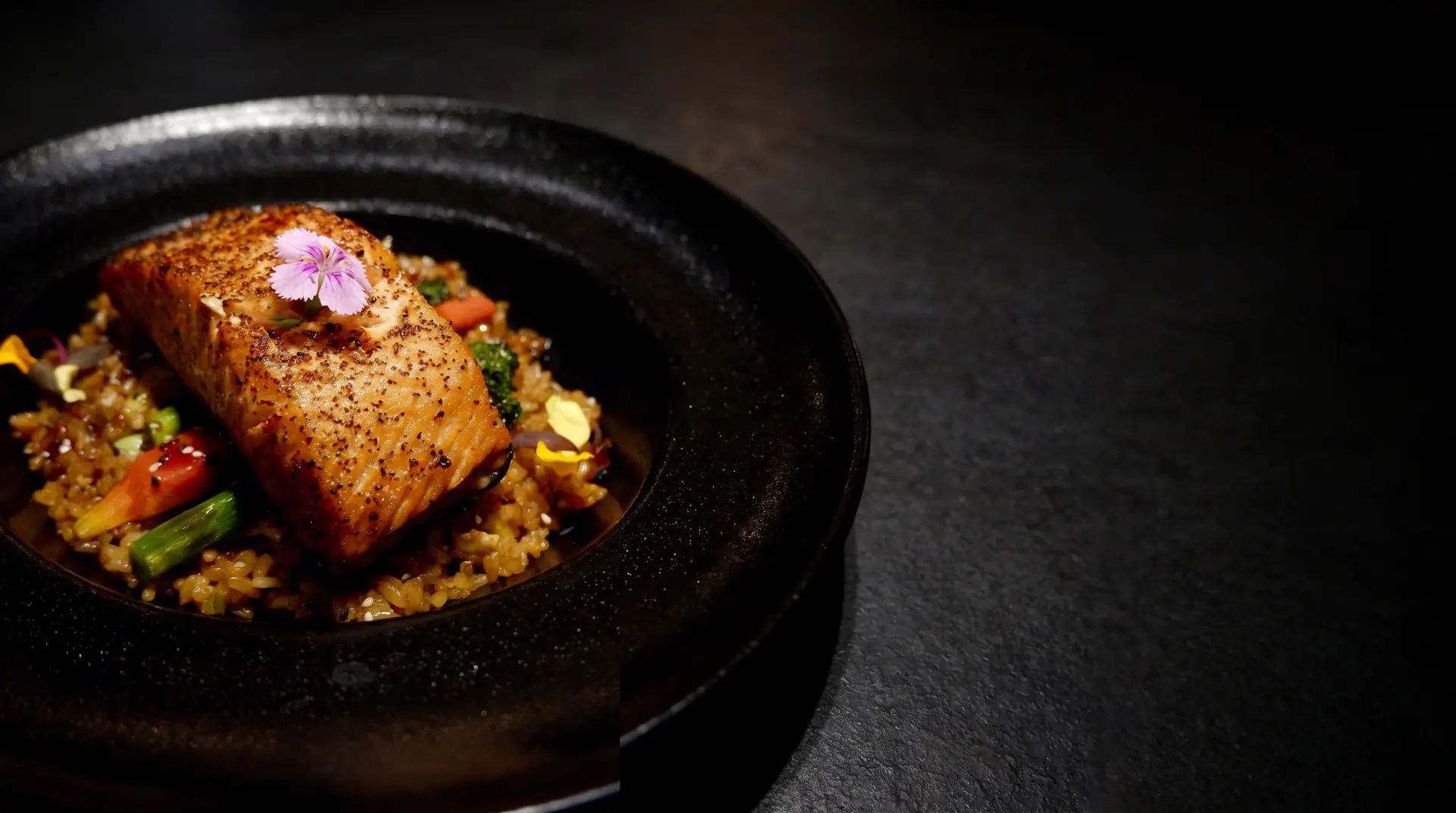 Salmón en salsa de miel y jengibre sobre arroz asiático con vegetales